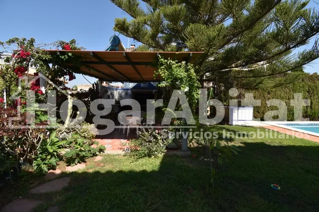 VILLA de 2 alturas con JARDÍN y PISCINA — 7