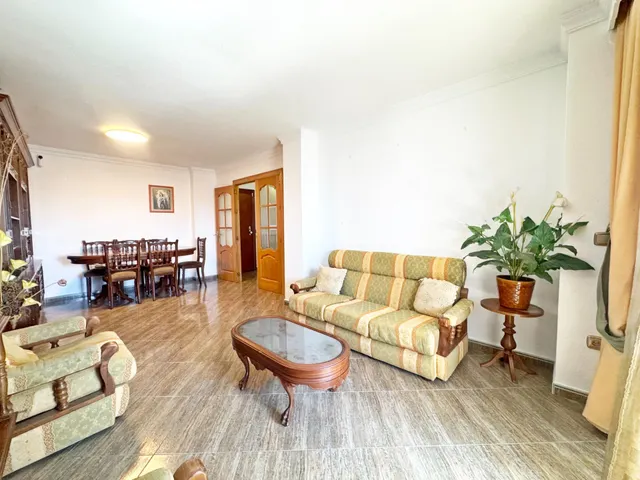 Amplio piso en esquina todo exterior con terraza y vistas al mar junto a Vialia y Avenida de Andalucía. — 12