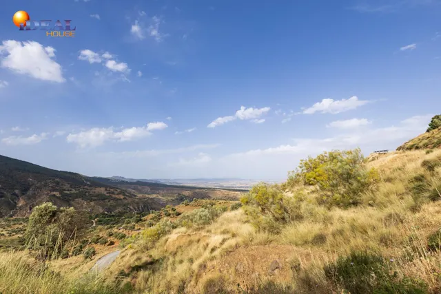 En Venta Maravilloso Paraje Natural, a medio camino entre Granada y Sierra Nevada, a veinte minutos en coche, desde cada una de ellas. — 4