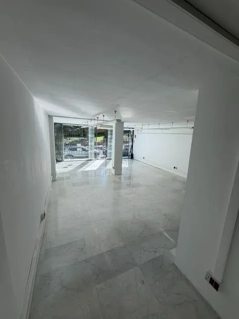 Amplio local comercial en alquiler con excelente visibilidad — 10