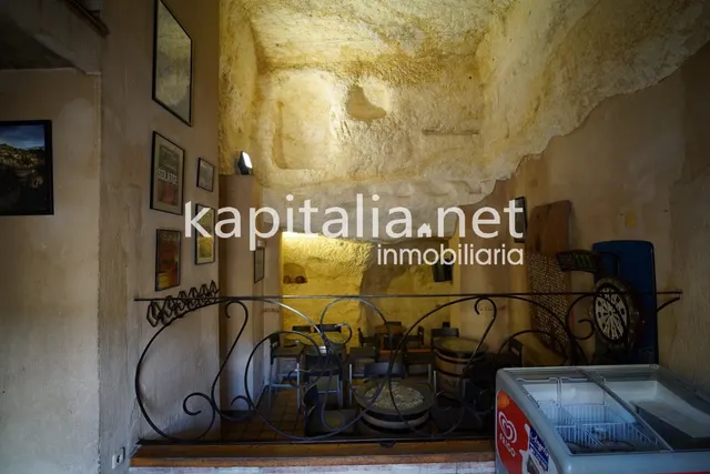 Bar en la emblemática población de Bocairent. — 36