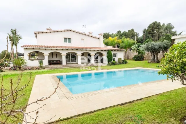 Villa de lujo con vistas al mar y privacidad en la Costa Dor