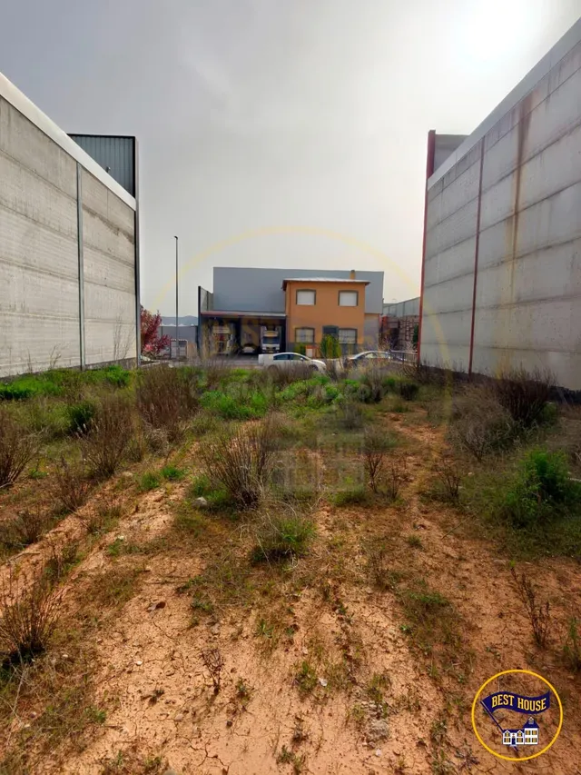 PARCELA CON PROYECTO EN POLÍGONO SEPES