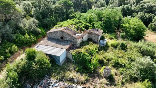 Masía histórica para rehabilitar con 19 hectáreas de terreno - foto 2