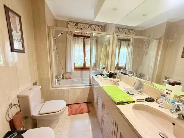 Venta Pleno Dominio Amplio piso luminoso de 216 m2 en urbanización con piscina y vigilancia 24h · Aravaca — 7