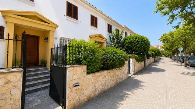 Casa unifamiliar con jardín y gran garaje en Palma. Zona col