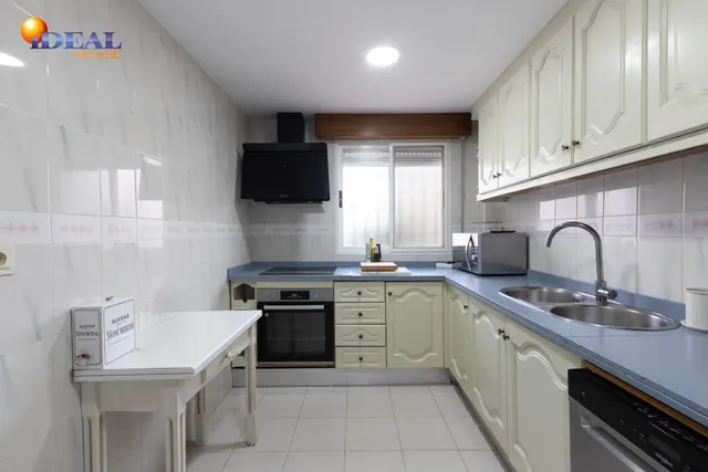 Casa independiente con piscina en La Zubia. — 12