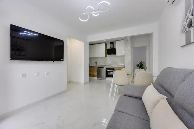 Planta baja de dos dormitorios, totalmente reformada y con piscina comunitaria — 12