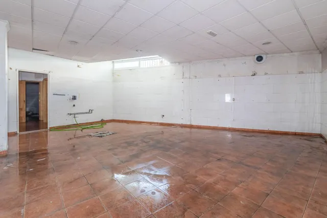 Amplio Local Comercial en Monachil - Oportunidad Única — 25