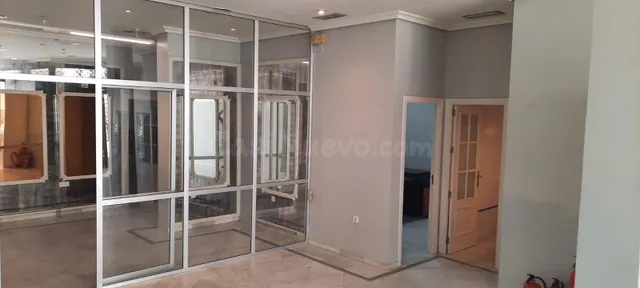 Local de 200 m2 en el centro, con aseos. - foto 2
