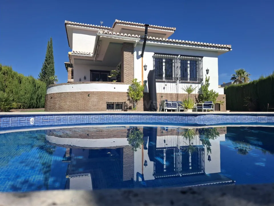 PRECIOSO chalet seminuevo con piscina en Pantano de Cubillas (Llanos de Silva)