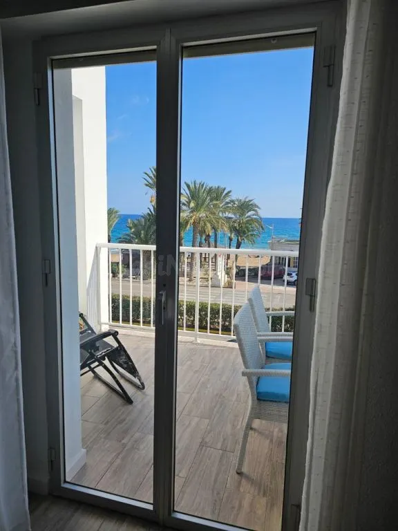 Hermoso apartamento con vista al mar en primera línea de pla