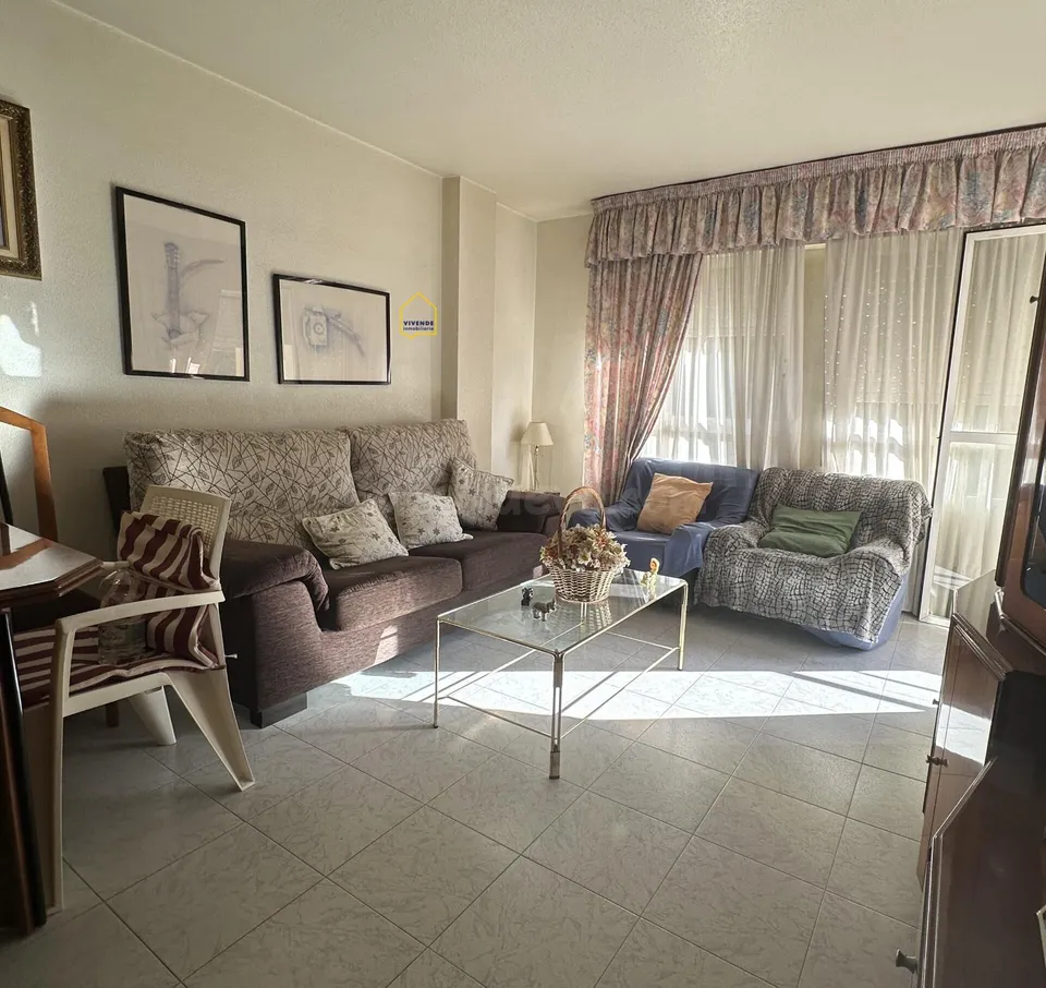 Piso de 4 dormitorios, patio y garaje a la venta en Cervantes