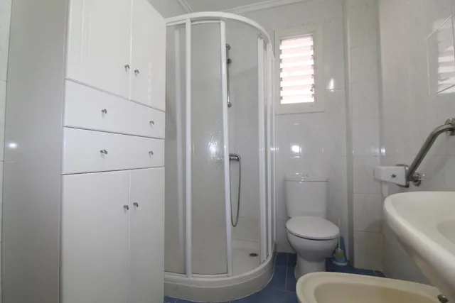 Gran piso en el centro de Torrevieja con 4 dormitorios a 900m del mar — 14