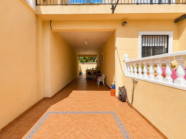 Villa independiente con piscina privada y 6 dormitorios junto a la Laguna Rosa de Torrevieja — 6