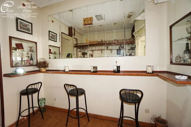 BAR CAFETERIA FRENTE A METRO Y RENFE PIRAMIDES — 33