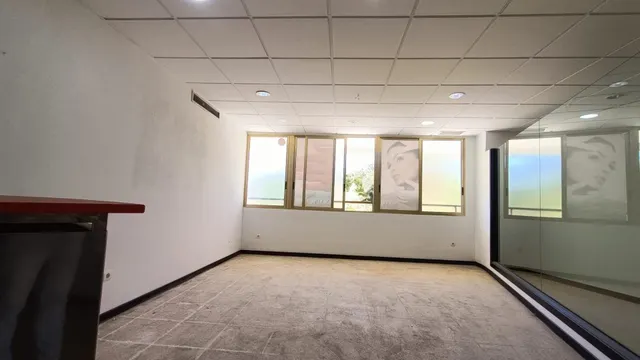Amplio Local Comercial en Elche - Ideal para Centro Estético o Deportivo — 5