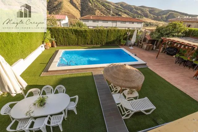 CHALET CON PISCINA Y JARDÍN A SOLO 10 MINUTOS DE GRANADA — 38