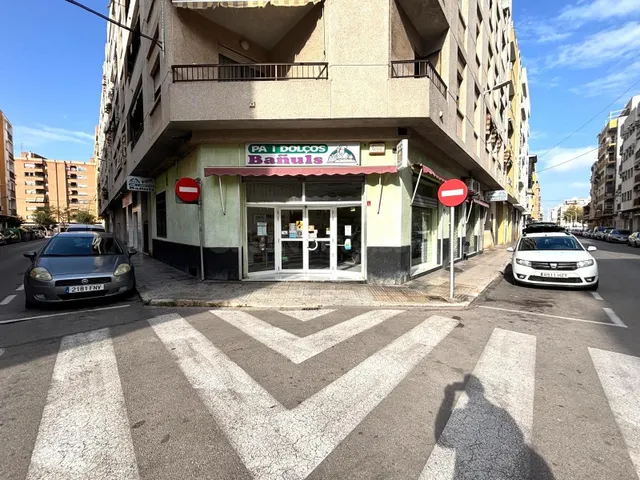 ESPECIAL PANADEROS. Local comercial en actividad en el barri