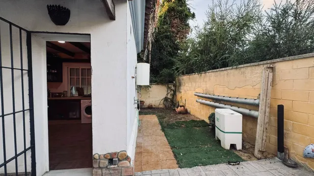 Chalet independiente con piscina, jardín y aparcamiento privado — 10