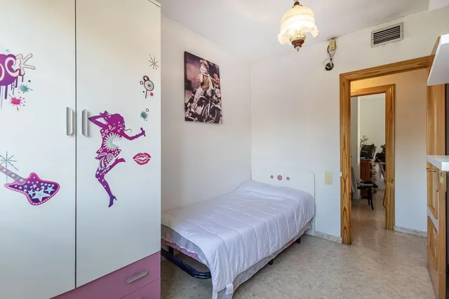 Traumatología (zona). Piso 4 dormitorios, 2 baños. Calefacción central. Plaza de aparcamiento y trastero. — 13