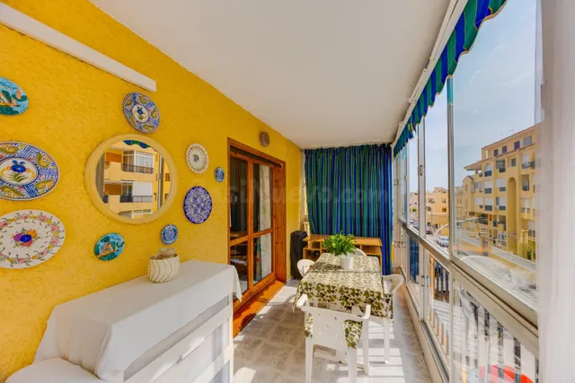 Apartamento semi reformado con orientación sur, vistas laterales al mar y piscina comunitaria. — 2
