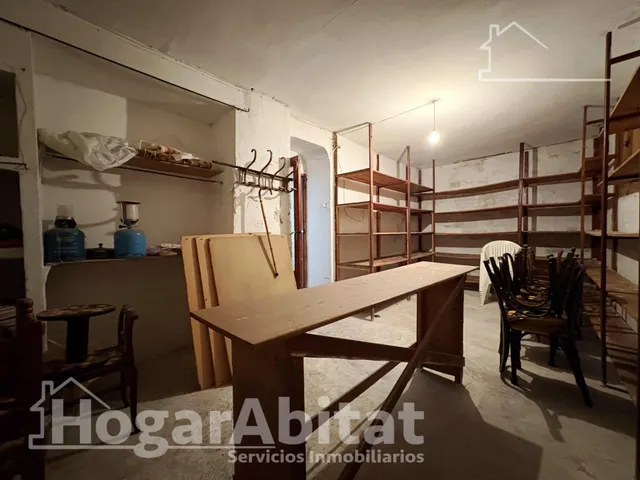 Espaciosa casa con local comercial y garaje en el centro — 24