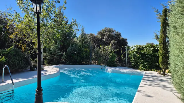 Precioso chalet con espectacular piscina y jardín autóctono — 11