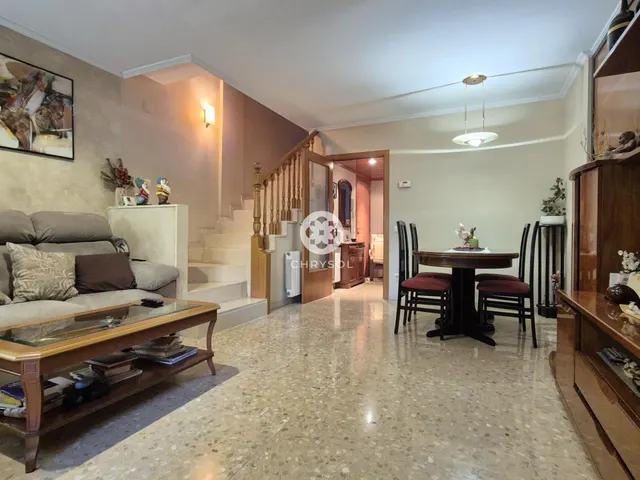 Dúplex con encanto de casa independiente, 4 dormitorios y terraza de 20 m2. — 7