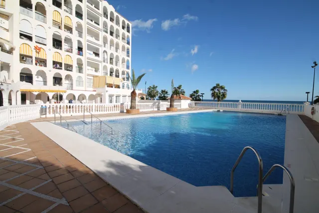 Piso en alquiler de temporada de tres dormitorios en primera línea de playa. — 4