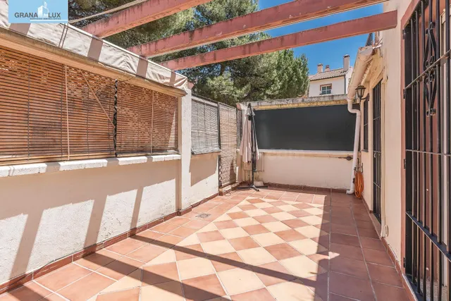 ADOSADA EN URBANIZACIÓN EN HUETOR VEGA — 2