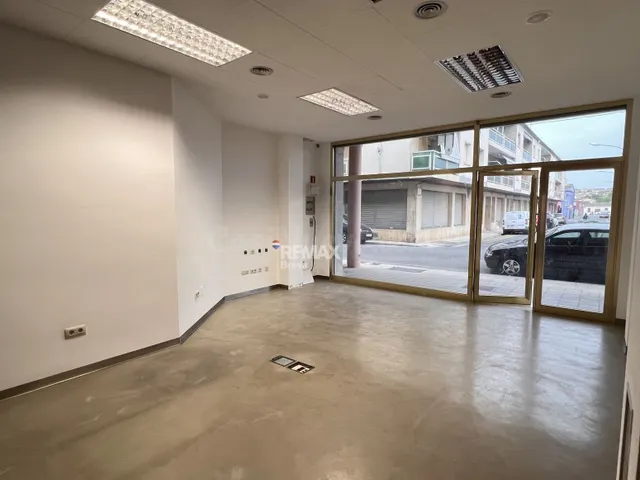 Local comercial de 200 m2 con excelente visibilidad en La Bi - foto 3