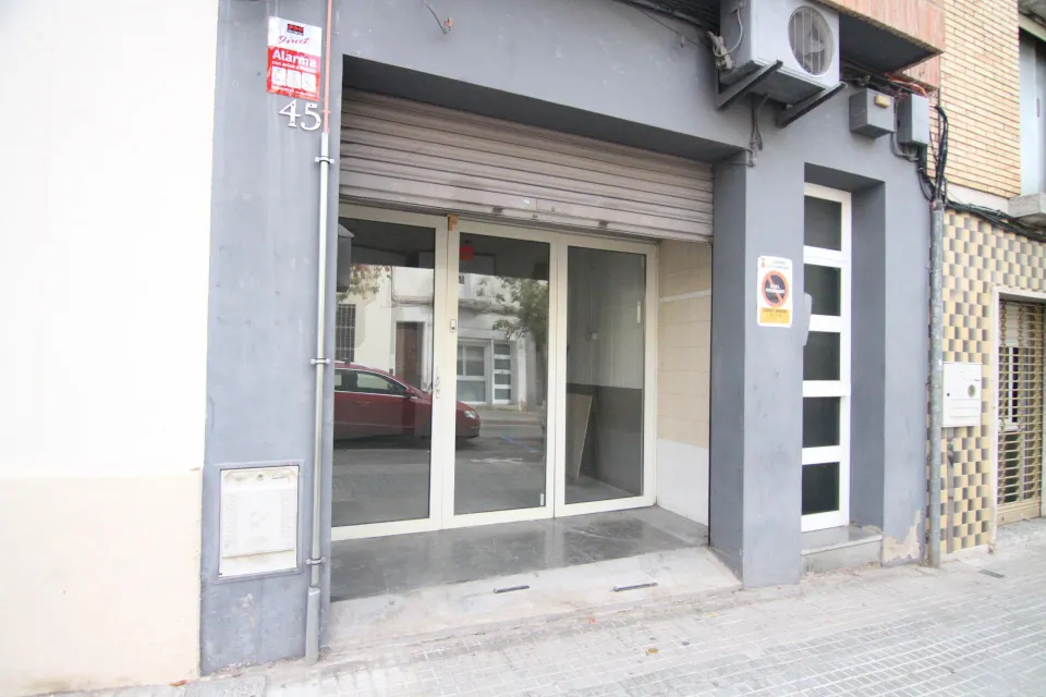 Local comercial de 92 m2 diáfano con vado permanente