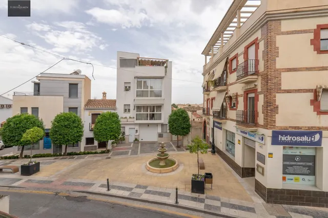 SE VENDE CASA CON UNA PARCELA DE 518 m2 (EN EL CENTRO DE LOS OGÍJARES). — 24