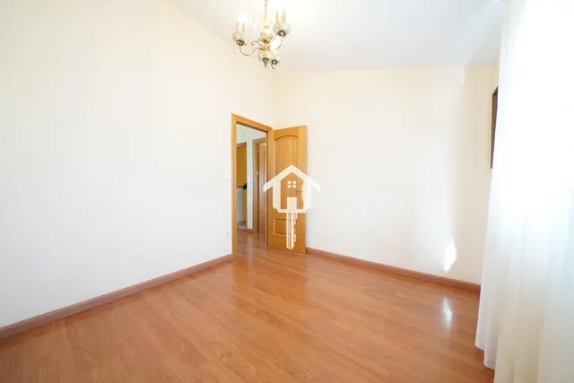 Chalet adosado con buhardilla en ciudad jardín de Alicante: garaje para 4 vehículos, terraza de 30m2 y piscina — 47
