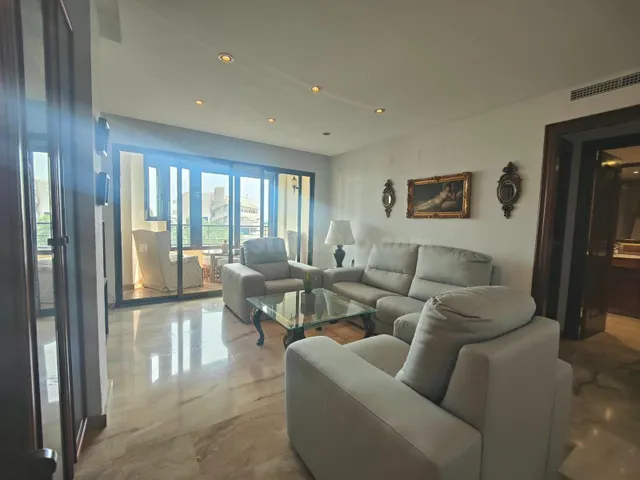SE VENDE ELEGANTE Y GRAN VIVIENDA FRENTE A PUERTO DEPORTIVO  - foto 5
