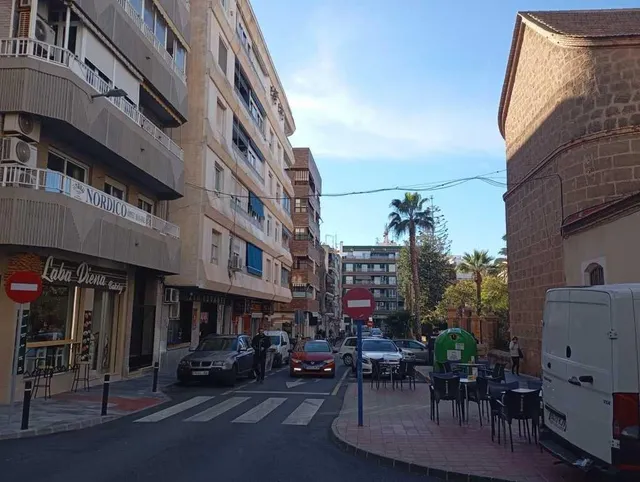 ¡Vive en el Corazón de Torrevieja! Apartamento de 4 Dormitorios, 3 Baños y Excelente Calidad — 2