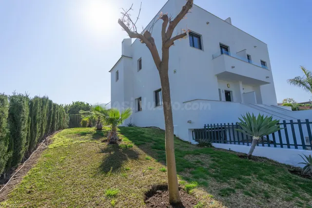 Chalet pareado con garaje, piscina y jardin — 2