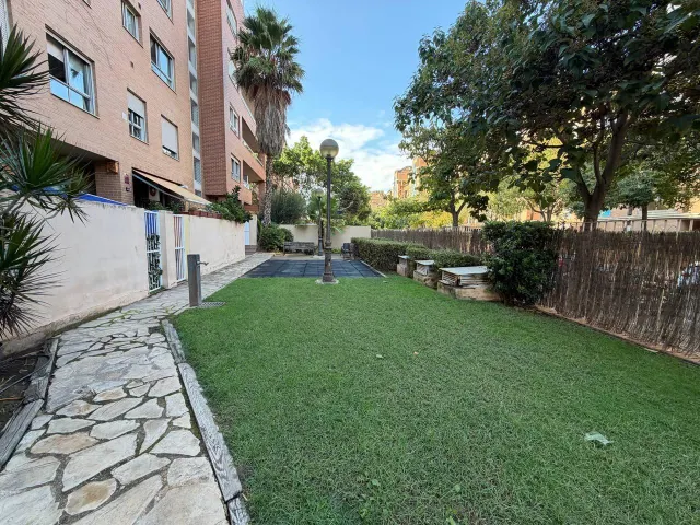 AMPLIO PISO DE 3 DORMITORIOS CON GRAN BALCÓN, GARAJE Y PISCINA EN SANT PAU — 20