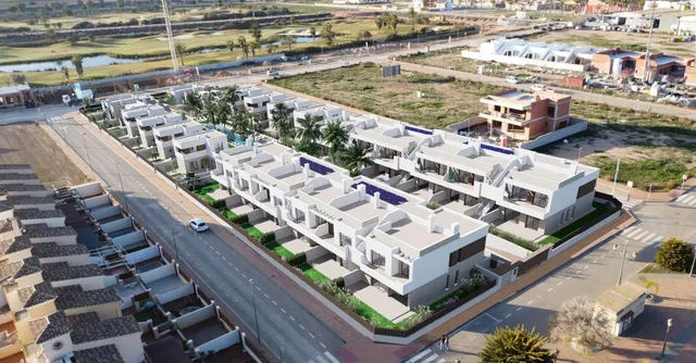 Villa de nueva construcción de una planta con 3 dormitorios y solarium en Los Alcazares. — 10