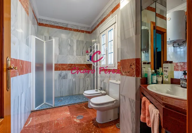 Vivienda en esquina lista para entrar a vivir en Aguadulce centro, zona Pedro Muñoz Seca. — 16
