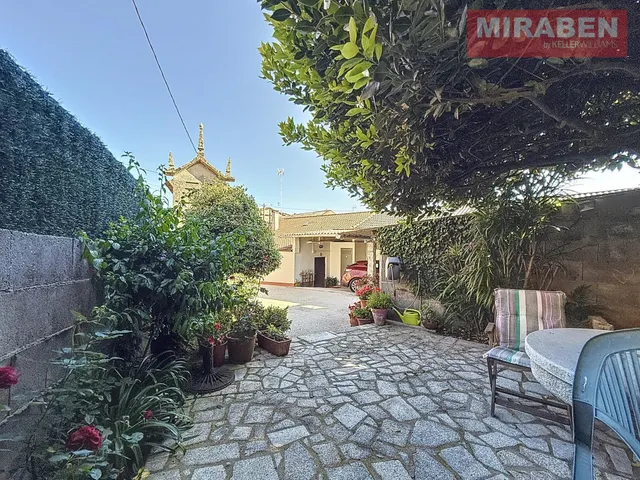 CASA EN VENTA EN RIANXO CON PATIO Y HORREO — 27