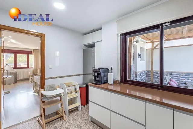 Amplia casa de 182 m2 con patio, gran sótano y a menos de 5 minutos del metro — 10