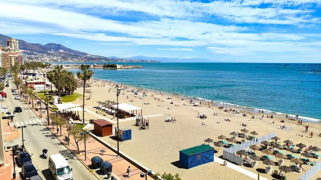 PISO EN VENTA EN PRIMERA LINEA DE PLAYA DE FUENGIROLA - foto 2