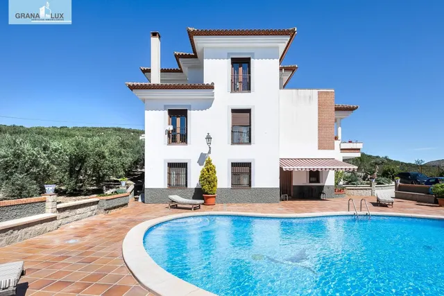 Casa con terreno ubicada en plena naturaleza, a tan solo 2km
