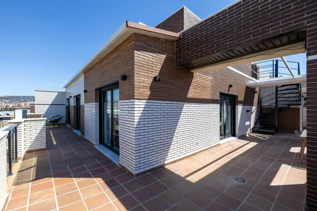 Ático Dúplex Reformado con Terraza de Ensueño en Armilla — 17