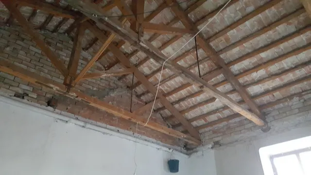 Local  en el centro de la población — 18