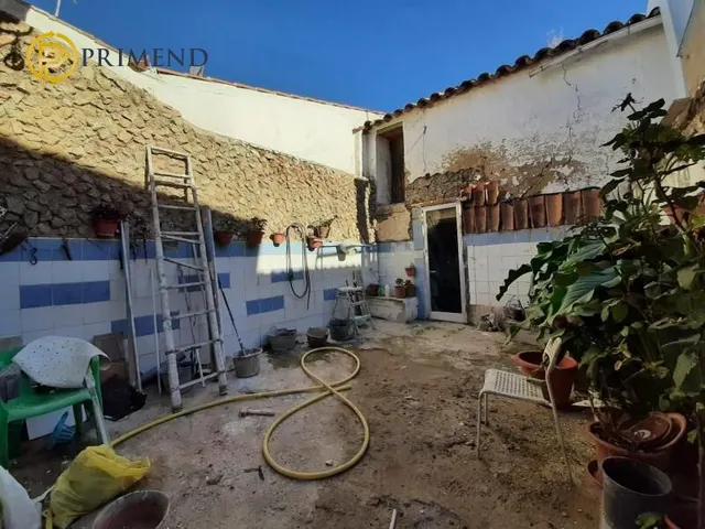 CASA DE DOS PLANTAS EN ARROYO DE LA LUZ CON PATIO — 18