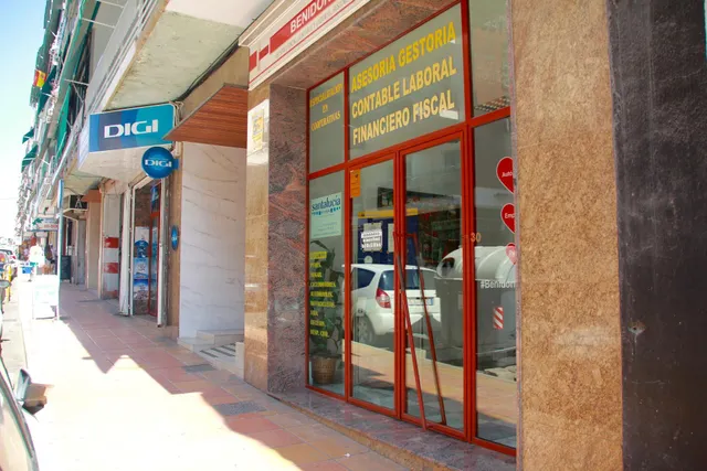 Dos locales comerciales en el centro de Benidorm — 48
