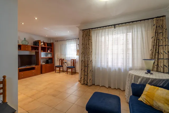 Casa de tres plantas con terraza y garaje privado - foto 4